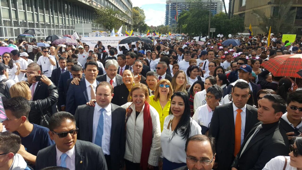 Nuestros congresistas también son padres. En la marcha por los valores de la familia.