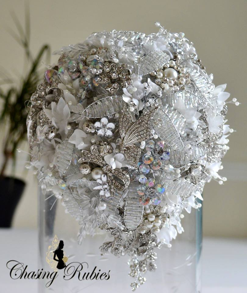 ChasingRubies1's tweet photo. Crystal Wedding Bouquet for a wedding full of sparkle!  #weddinghour #bride https://t.co/aRbEJCPVuV
