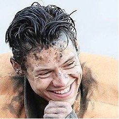 laura12paez's tweet photo. i love harrystyles https://t.co/ubNVnGsC6r