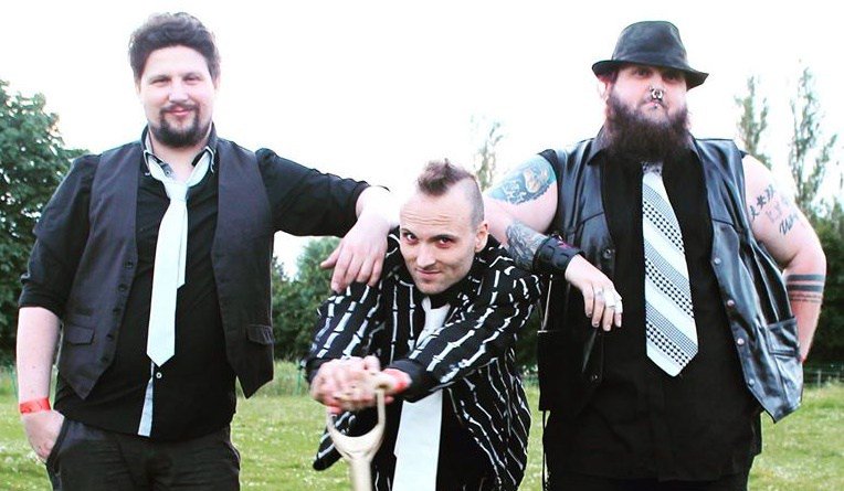 PCorMobile's tweet image. New EP #RichestMenInTheDollsHouse #Live #MagicEightBall #Glamrock #Rock #Punk #BazFrancis… magicmusicmagazine.com/2016/07/25/mag…