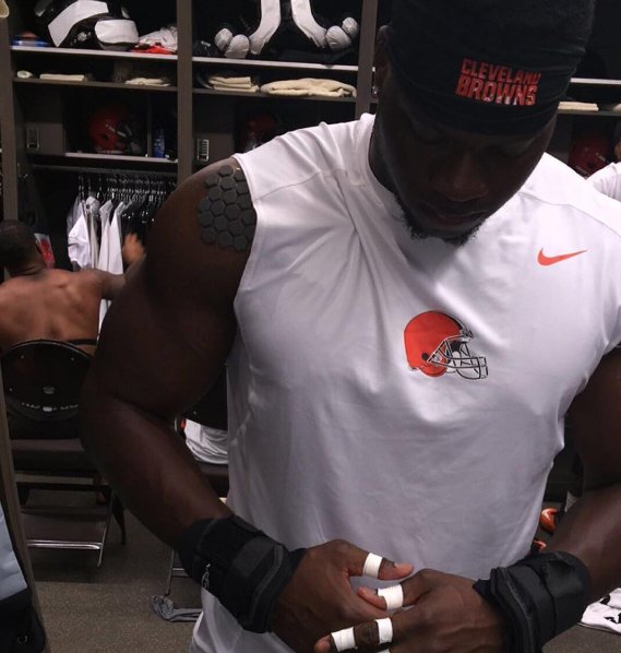 DonJoyPerformX's tweet photo. Repost from @EmanOgbah wearing DonJoy Performance #DefenderSkin. Customize Your Protection: https://t.co/JnJCGiIyRt https://t.co/dWmILZNUZe
