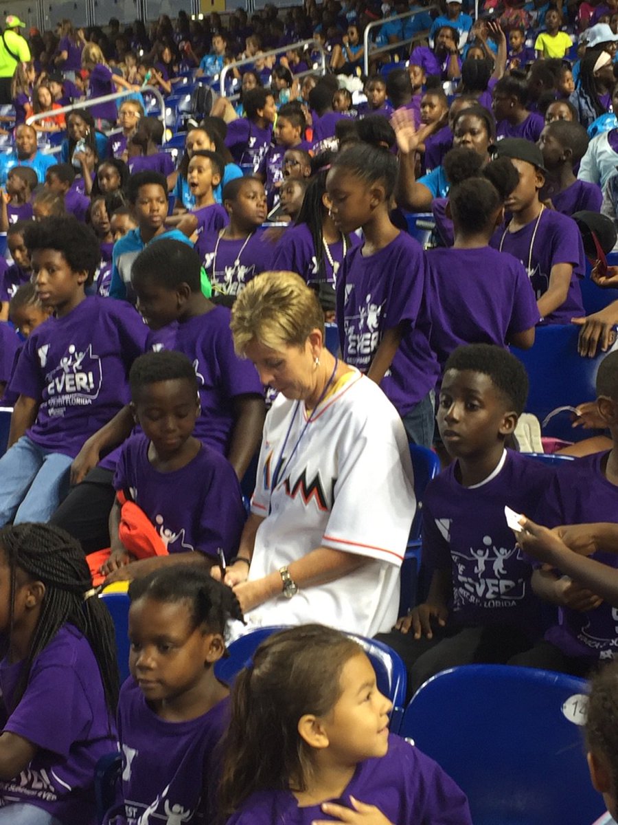 ymcasoflo's tweet photo. Y camp kids get an autograph from @YSoFloCEO who threw out the first pitch during #YMCACampDay @MarlinsPark https://t.co/RitIMkjH1Q