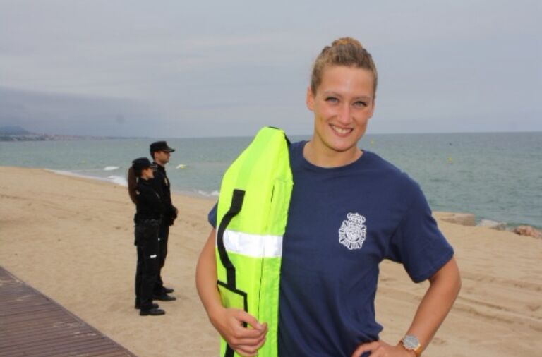 policia's tweet photo. ¡Vamos Mireia! Orgullosos de ti, de tu tesón, tu coraje y dedicación. ¡Grande! #ESP #Gold #Natacion @miss_belmont 👏 https://t.co/ocjoha9hyl