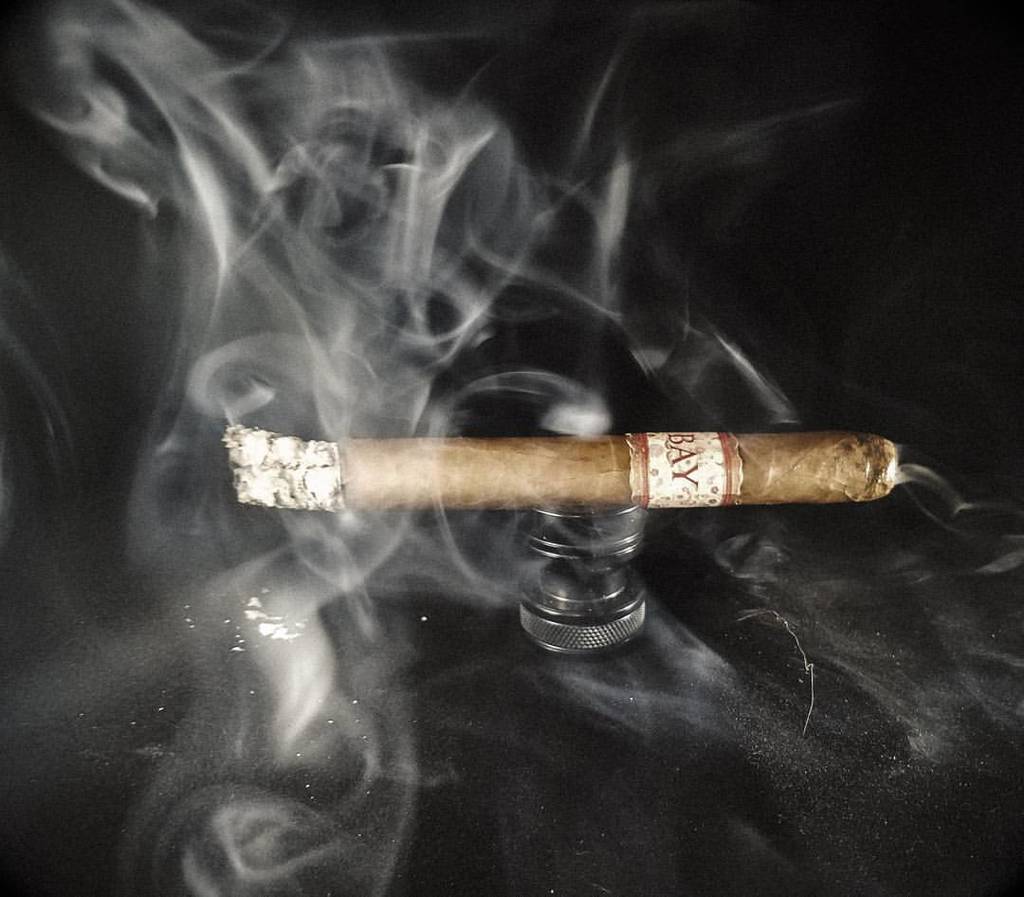 BMP_Emmett's tweet photo. Enjoying an MBombay Kesara Reserva Nikka, one of my recent favorites. @mbombay_cigars #cigar #cigars #cigarporn #ci… https://t.co/X2QZKiMn5o