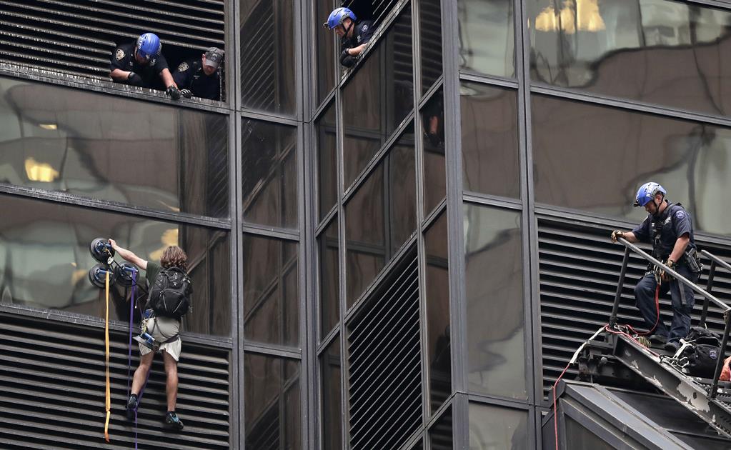 New York, giovane scala la Trump Tower con le ventose: "Devo parlare con Donald"