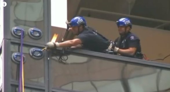 KIRO7Seattle's tweet photo. #BREAKING: Police snatch climber  on Trump Tower https://t.co/B5myijYZ2Q https://t.co/gPW3IGFUti