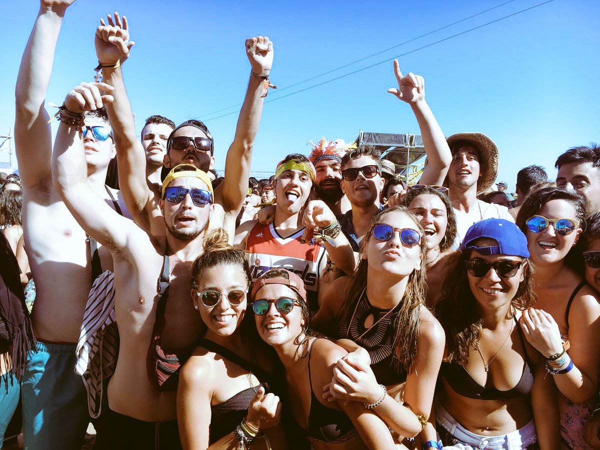laura_martin_98's tweet photo. Pero que locura es esta? #LaberViolator #FluFli #VasitoDeAgua #VillaMierda #ARENAL2016 🔙💯 https://t.co/b4hCei2RWo