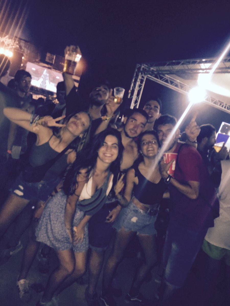 laura_martin_98's tweet photo. Pero que locura es esta? #LaberViolator #FluFli #VasitoDeAgua #VillaMierda #ARENAL2016 🔙💯 https://t.co/b4hCei2RWo