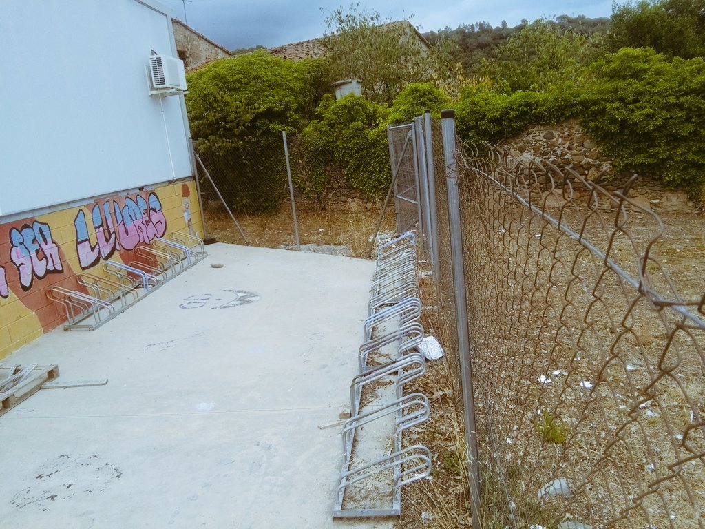 benjo_aguilar's tweet photo. Tot i amb barracons, hi ha prop de 90 places d'aparcament x bicis a l'Institut #CanRecord @aj_santestevep #exemple https://t.co/SWTRetCGXl