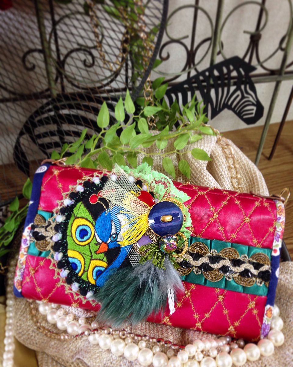 marinemalab's tweet photo. くじゃくさんのお財布できました♪
今回は布全体にミシン刺繍とビーズを付けました。

#ミシン刺繍 #ハローサーカス #wollet #長財布 #孔雀 #peacock #渋谷ロフト https://t.co/rQknWADchD