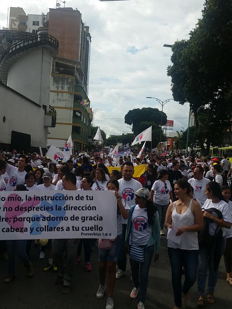 aciprensa's tweet photo. ¡Barranquilla, Bucaramanga Tunja y Popayan presente! #SigoFirmePorPapaYMama Fotos @carlosdiac1 https://t.co/XEd43oNLFQ
