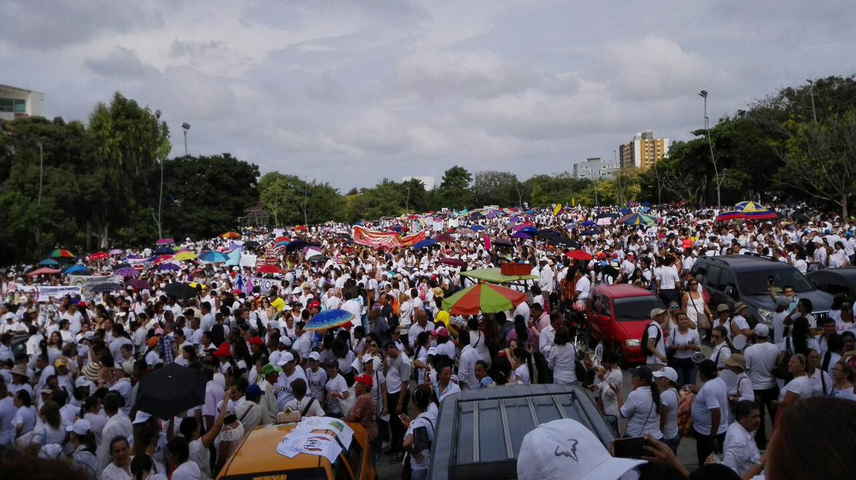 aciprensa's tweet photo. ¡Barranquilla, Bucaramanga Tunja y Popayan presente! #SigoFirmePorPapaYMama Fotos @carlosdiac1 https://t.co/XEd43oNLFQ