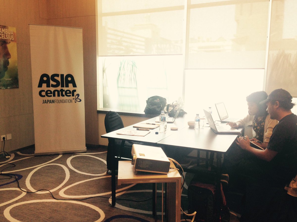 makassarscreen's tweet photo. Day II, menulis karakter, style &amp; tone, ritme dan kopi Ujung 😇 #seascreenlab 2016, sesi II https://t.co/j8Xx4LYlYV