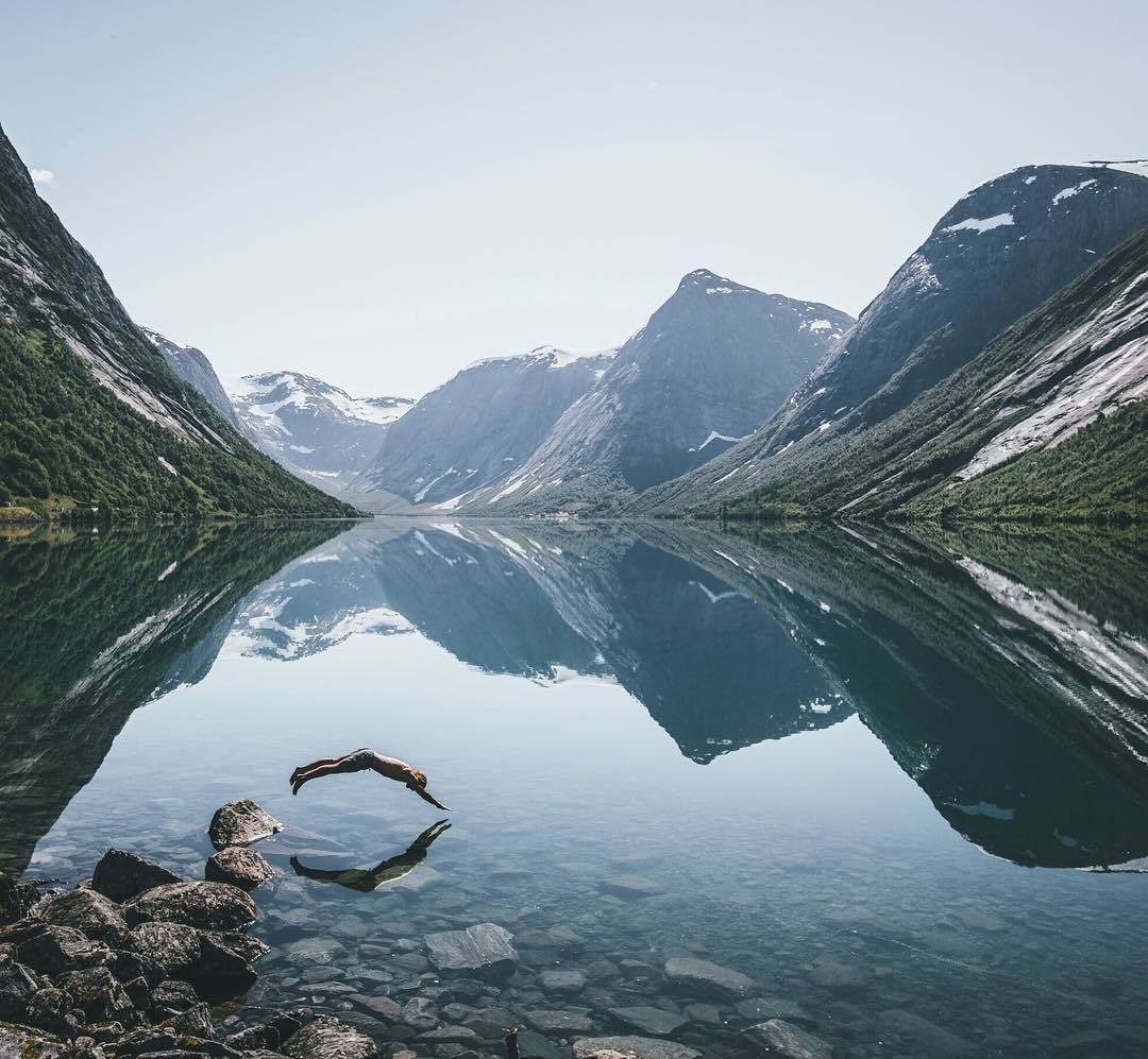 EarthPix's tweet photo. Morning dip in Norway | Photo by @hannes_becker https://t.co/jWU7RXIqE5