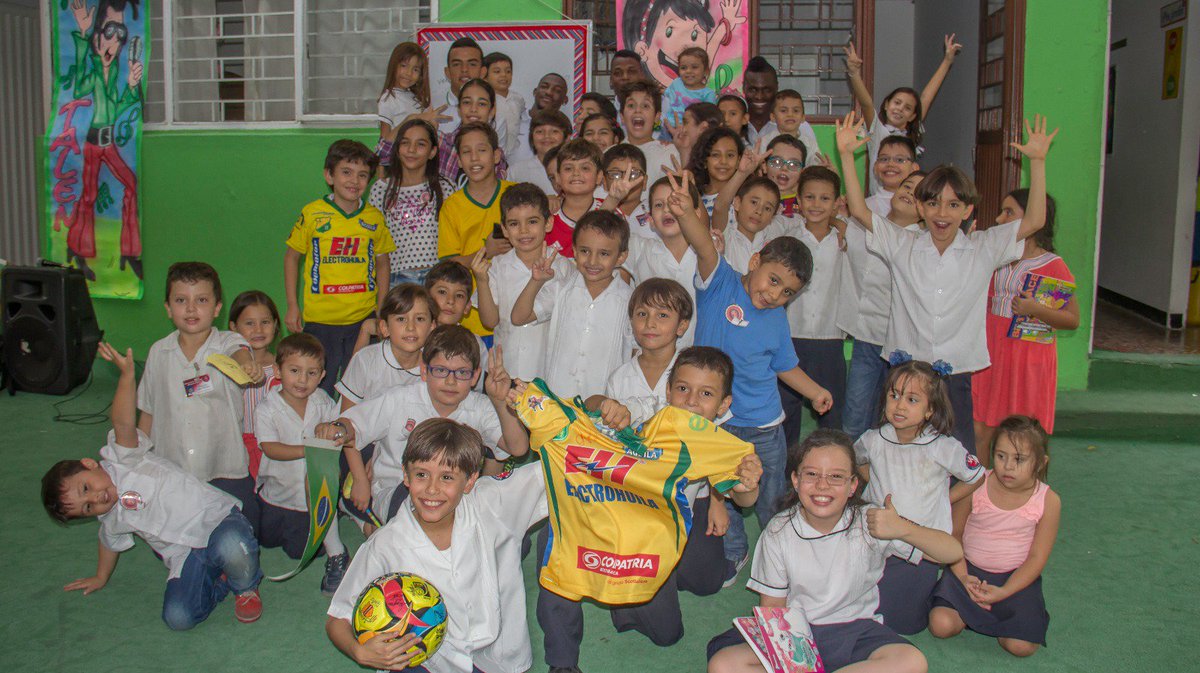 Electrohuila's tweet photo. Nuestro equipo @AtleticoHuilaFC, llevo alegría a los niños del Colegio el Rincón de la Expresión. https://t.co/ZDUZLZpsWK