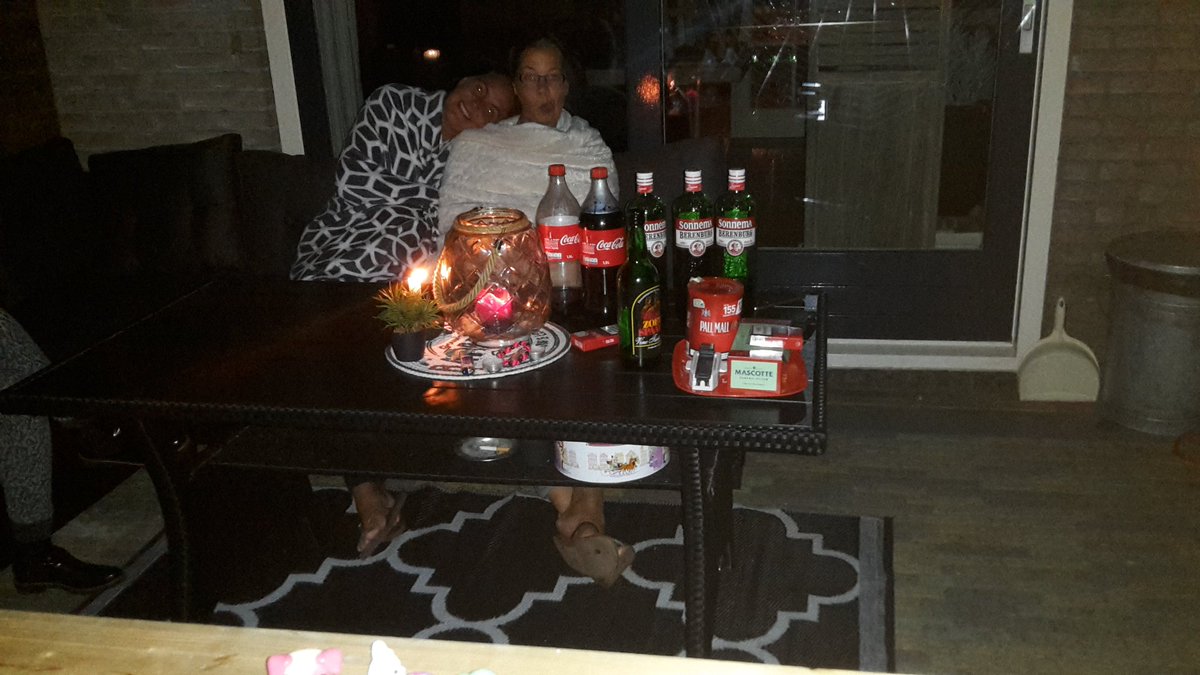 Ff met twitterloze jannie en <a href="/kraakien/">albertina</a> aan een borreltje #hutvantantjannie