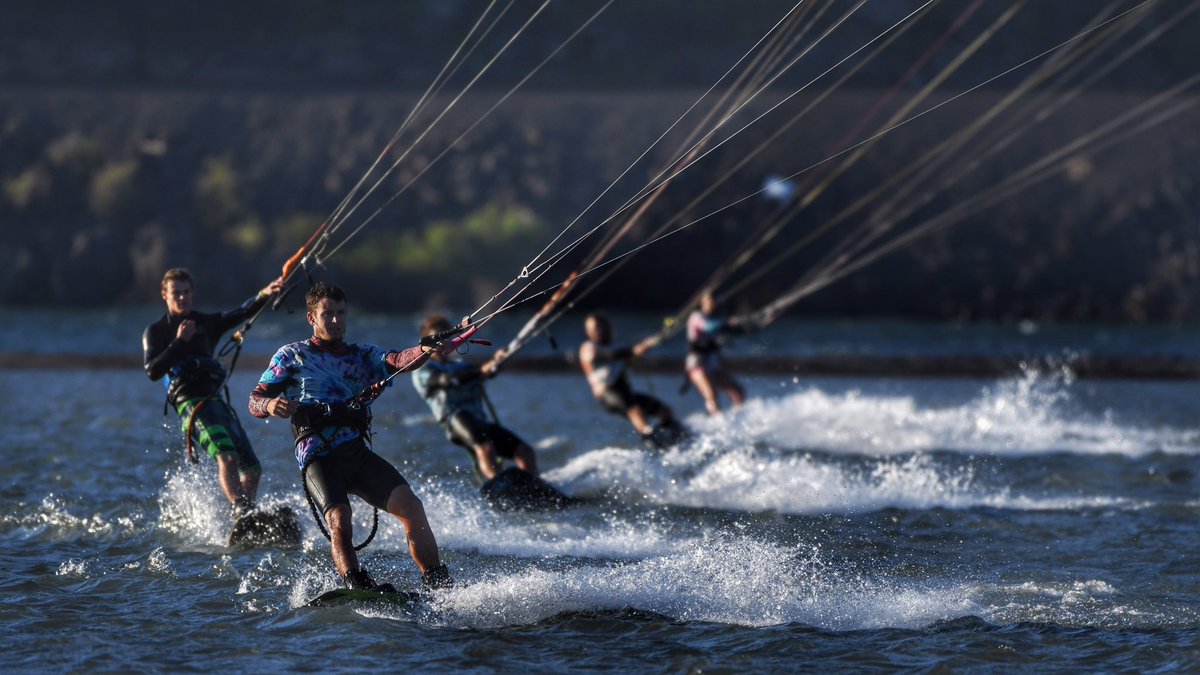 tedbowling's tweet photo. #Kitboarding @VisitHoodRiver in the Columbia River Gorge @kitesurf Awesome! https://t.co/29VLWHZzFx