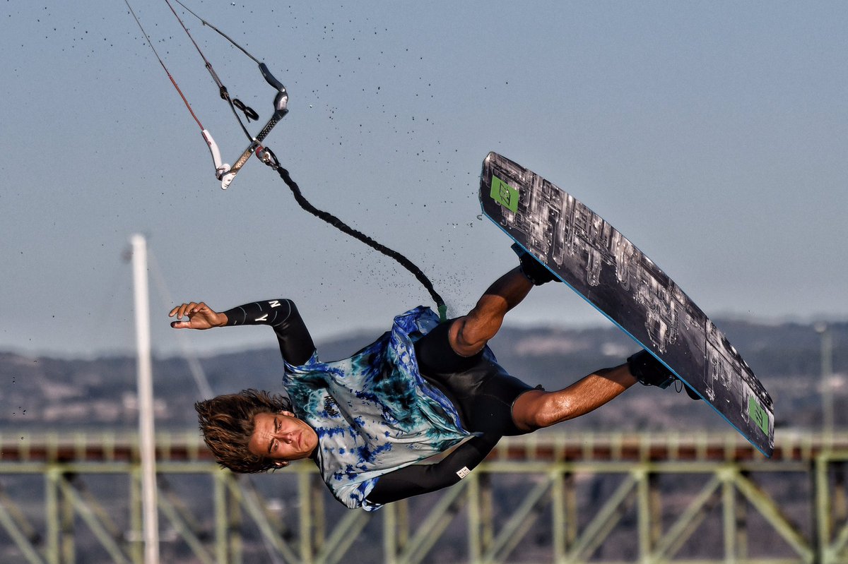 tedbowling's tweet photo. #Kitboarding @VisitHoodRiver in the Columbia River Gorge @kitesurf Awesome! https://t.co/29VLWHZzFx