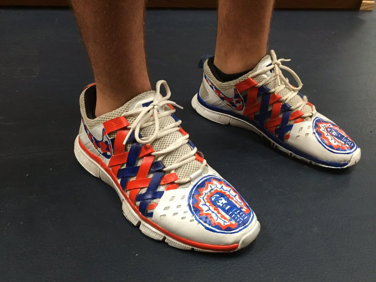 UofISpecialists's tweet photo. Best shoe game in the B1G ya feeeeeel me #customkicksonly https://t.co/Ntqv1LZK1M