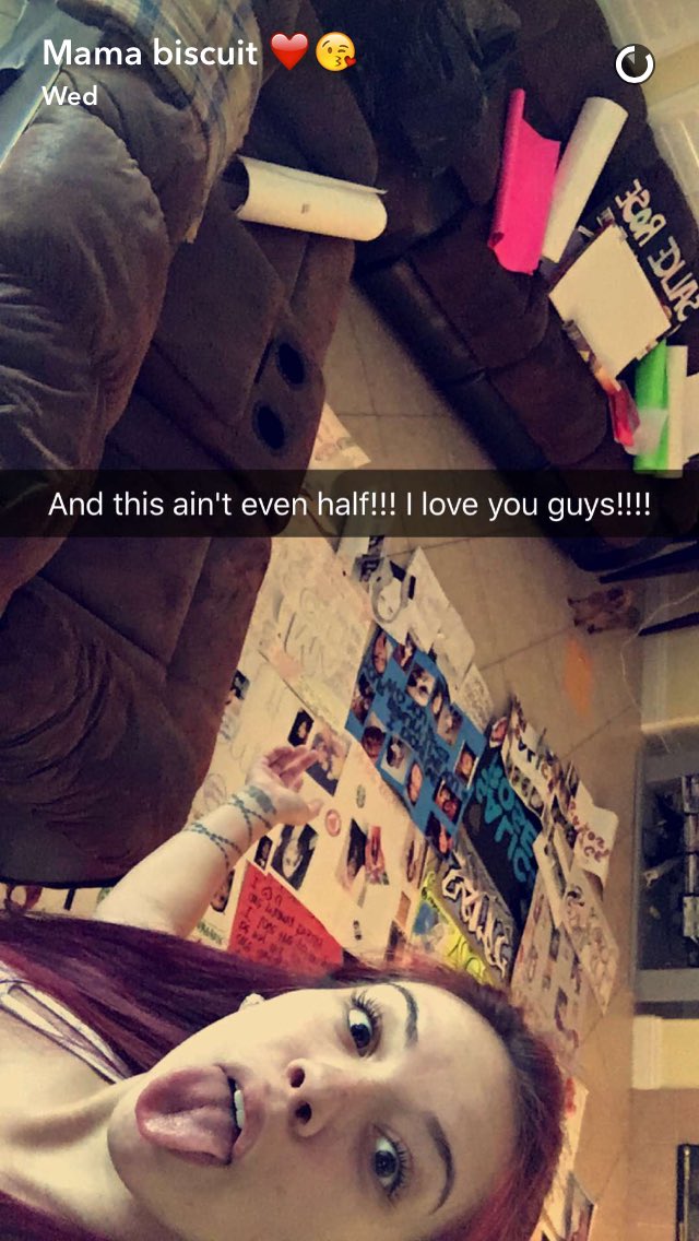 Mariagomez154's tweet photo. @salice_roseee you should get the posters and hang them on the wall of your room ❤️❤️❤️ @salice_roseee https://t.co/jNqbOSW6SH