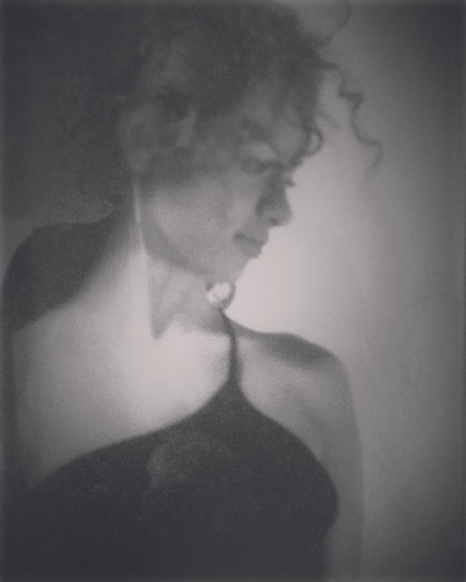 Kuquita's tweet photo. #blackandwhite #curlyhair #neckdeep #sideface #instadaily #angularface #whiteskin #looking #camera #photography https://t.co/qZVufUlPuZ