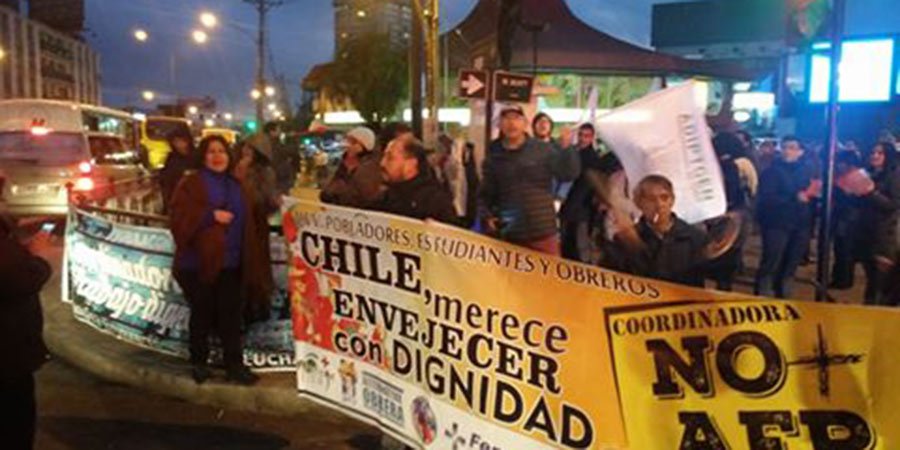 latercera's tweet image. AHORA | Vecinos de diversas comunas realizan "cacerolazo" contra el sistema de pensiones lt.cl/jLzQ3037NDg