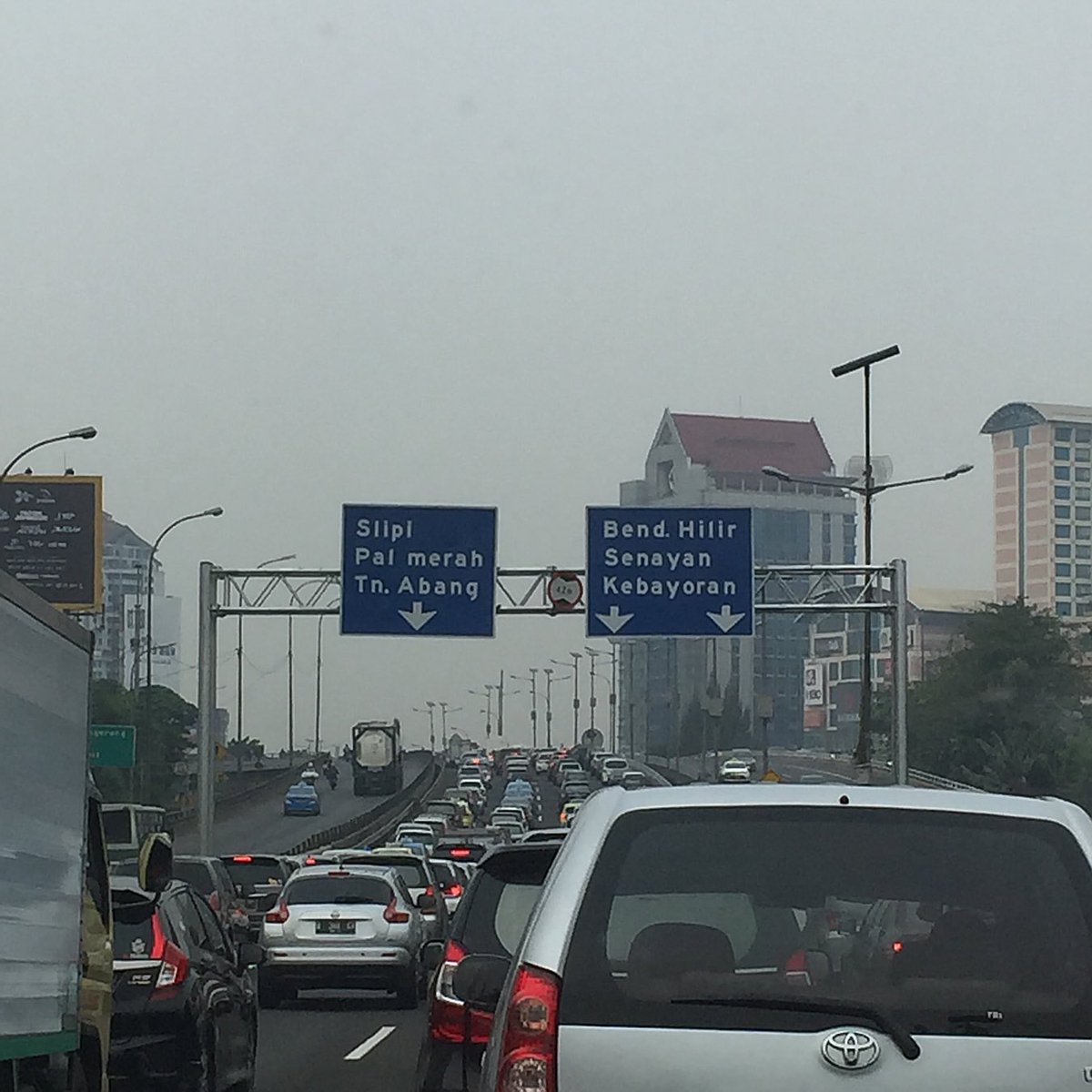 murrytania's tweet photo. Para pencari gaji, selamat pagi! #realtime cc: @TMCPoldaMetro https://t.co/rlpZbUwXoh