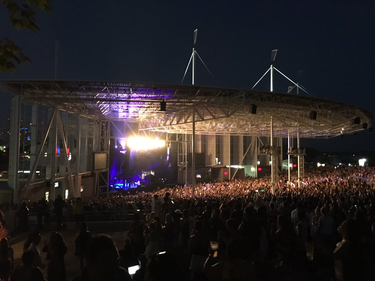 FilipFlop's tweet photo. #Timeforanupgrade @MolsonCanAmp. Invest a few $ into non SD screens and maybe a speaker in the grass seats @pitbull https://t.co/G41hls516p