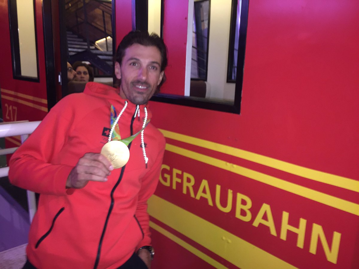 Olympiasieger <a href="/f_cancellara/">Fabian Cancellara</a> posiert vor der <a href="/Jungfraubahn_CH/">Jungfrau.ch</a>