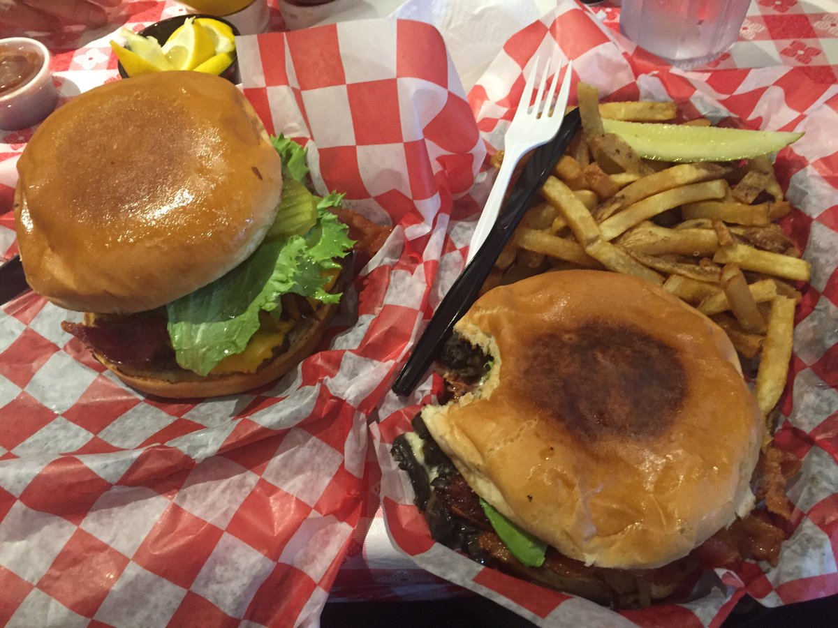 CrossFire_343's tweet photo. Not really diggin this salad I'm eating but lunch was so worth it!! #ranchhouseBurgers #Gainz #cheatMeal #iAteBoth https://t.co/PMqkkqQtKa