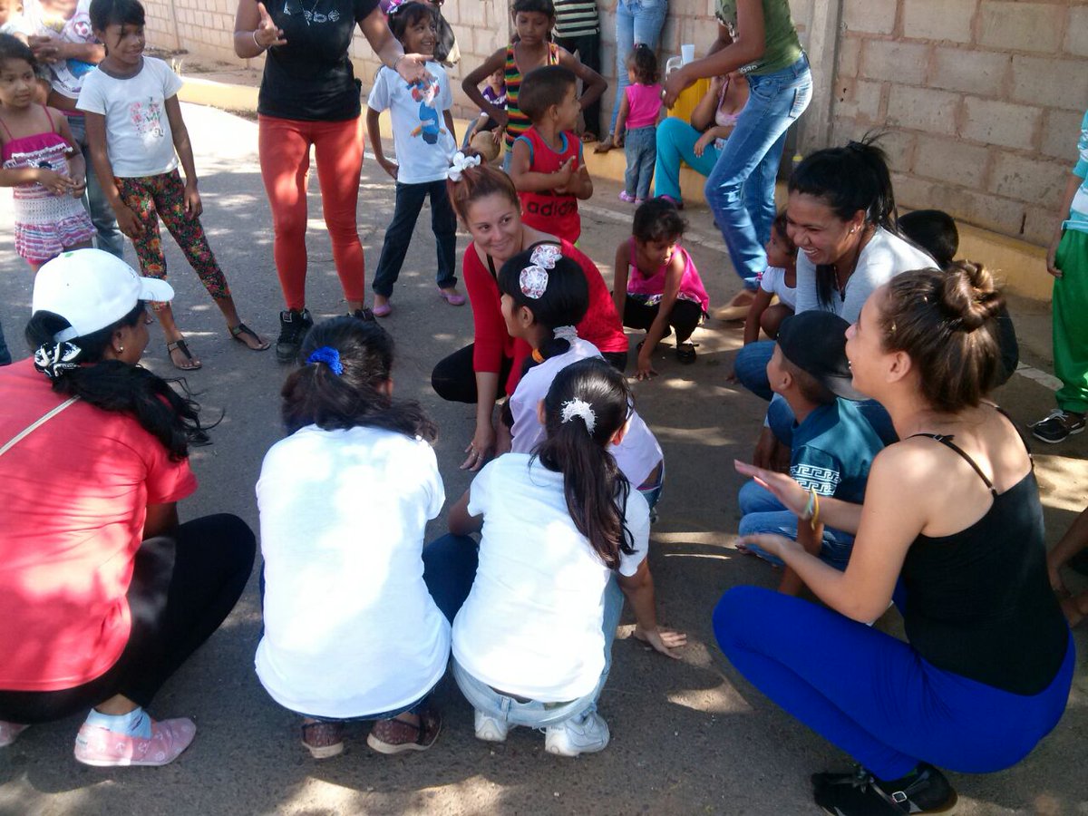 IdennaZulia's tweet photo. #Activad@s en el Municipio Mara con el #PlanVacacionalComunitario2016 https://t.co/kGOfHEbFDC