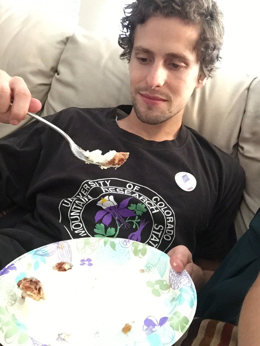 Hay_Hov's tweet photo. Hungry hungry boy https://t.co/ETd4wIgpF6