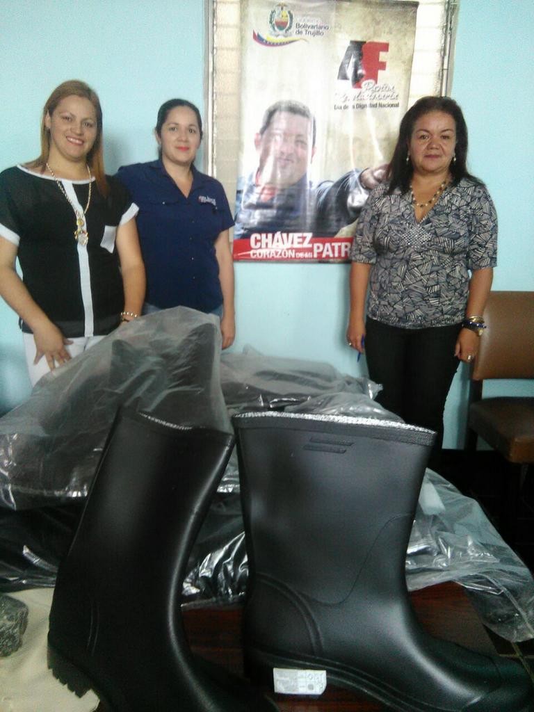 hospitalJGHTru's tweet photo. #Hoy gracias a @GudinoYolmar Equipo de Saneamiento Ambiental recibe dotación d botas caucho para labores d Limpieza https://t.co/hMn7Pp2vN3