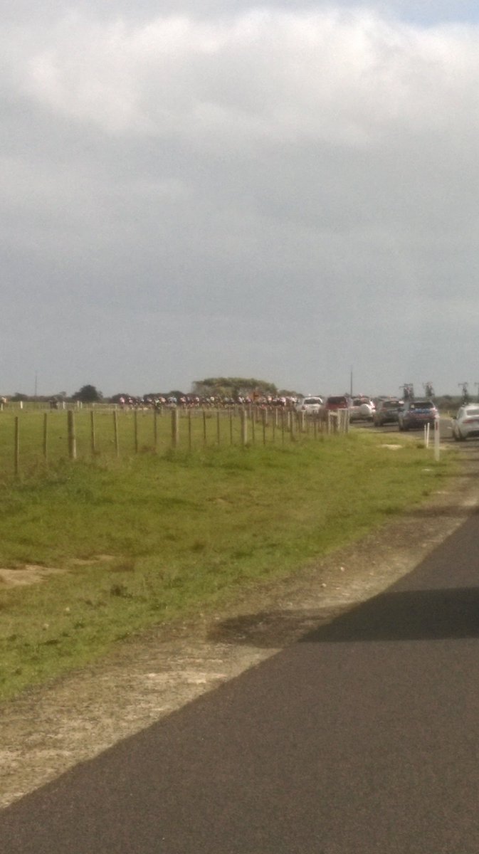 ccache_bodywrap's tweet photo. Peloton all together in the distance #ToGSC16 https://t.co/FEV42a0ulC