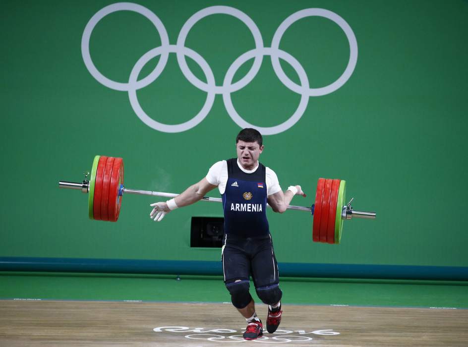 Terribile infortunio per Andranik Karapetyan nel sollevamento pesi alle Olimpiadi di Rio 2016