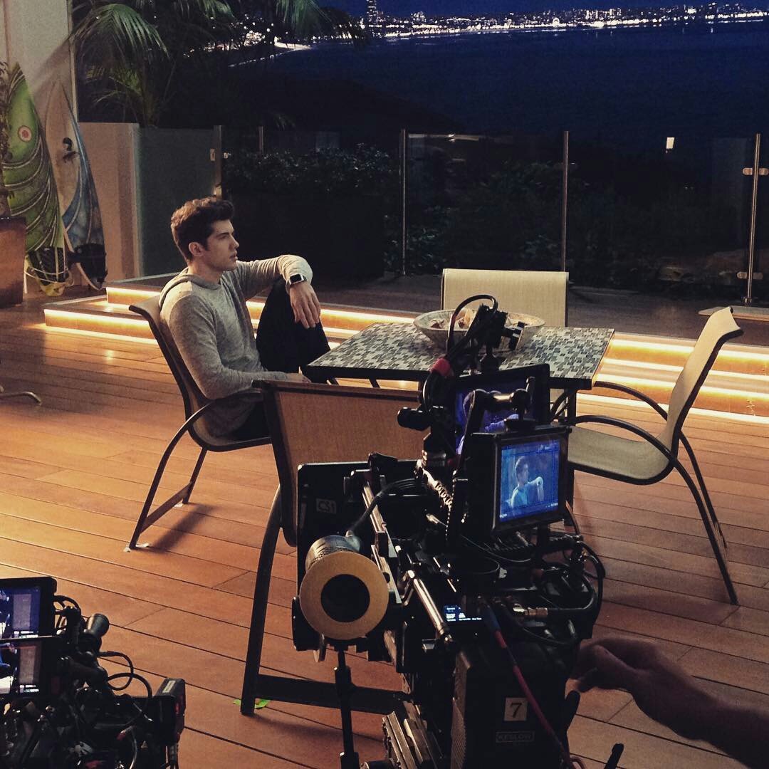 FamousinLove_TV's tweet photo. Carter on set today with his gorgeous view of night! #RainerDevon π₯π¬ #FamousInLove #BTS 1x04 (π· @tvfife) https://t.co/UrUAkP7ukf