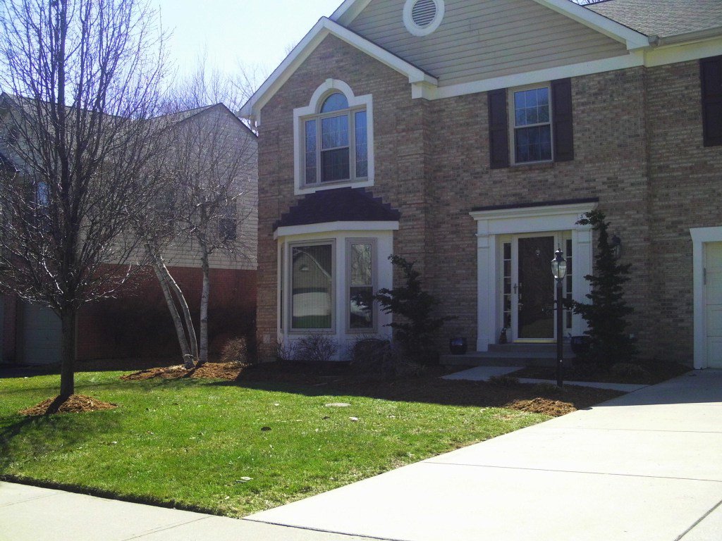 Pine Straw Mulch Job with River Rock Borders mybigc.com/2016/08/10/pin…
