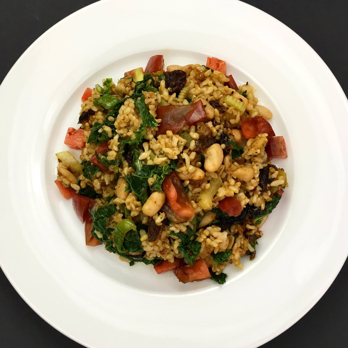 me_hauser's tweet photo. Fried Garlic White Beans, Kale & Sun-dried + Heirloom Tomato Rice
#chefinresidency #tomatoes #glutenfree #vegan https://t.co/xvrfUpGZNi