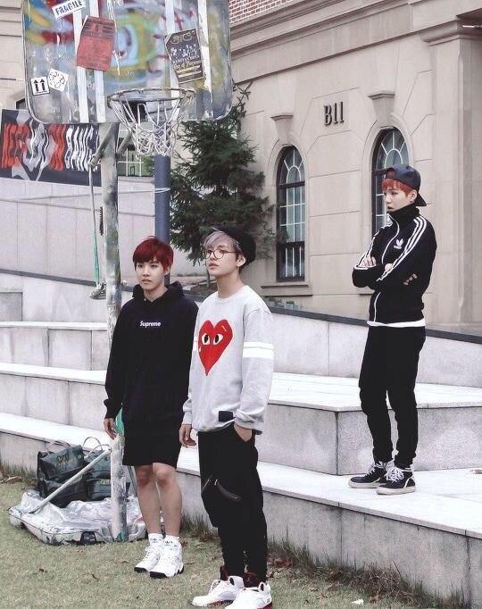 PLAYコムデギャルソン　BTS テテ着用モデル COMME des GARCONS - BTSテテ着用 PLAY コムデギャルソンセーター 新品