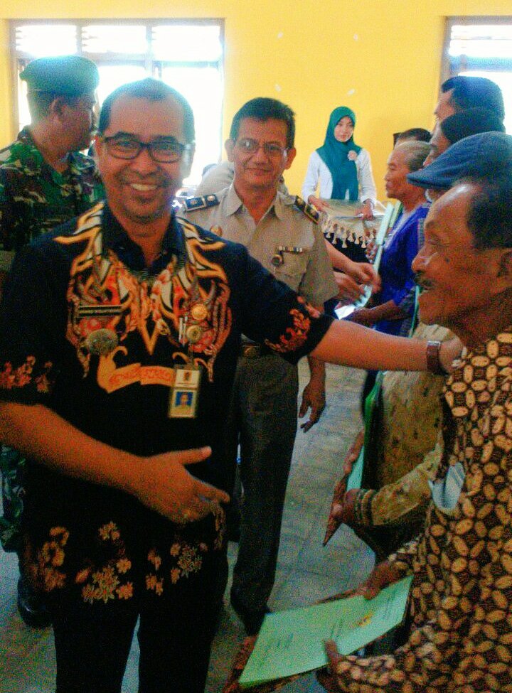 atr_bpnklaten's tweet photo. Sukses #Prona2016 keceriaan warga ds Duwet #Klaten @humaskabklaten terima Sertipikat @atr_bpn @KebayoranMaping https://t.co/mFzzU5DKZj