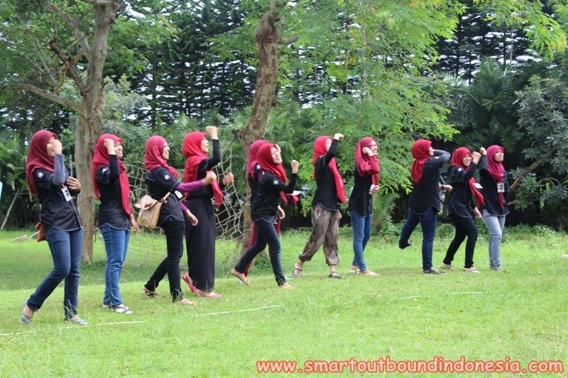 SmartIndonesia1's tweet photo. Jika setiap keputusan beresiko dalam kehidupan kita, maka bersahabatlah dengan resiko tersebut #OutboundTrawas https://t.co/ZQqWlk1U7I