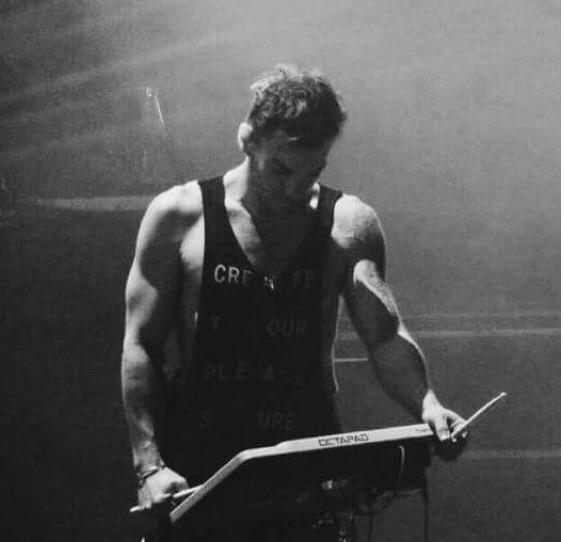 TriadsInNature's tweet image. #Countdownto4000
How about a #ShanatomyLesson
Honestly, he's the guy helping me get in the car to drive to camp ♥♥♥