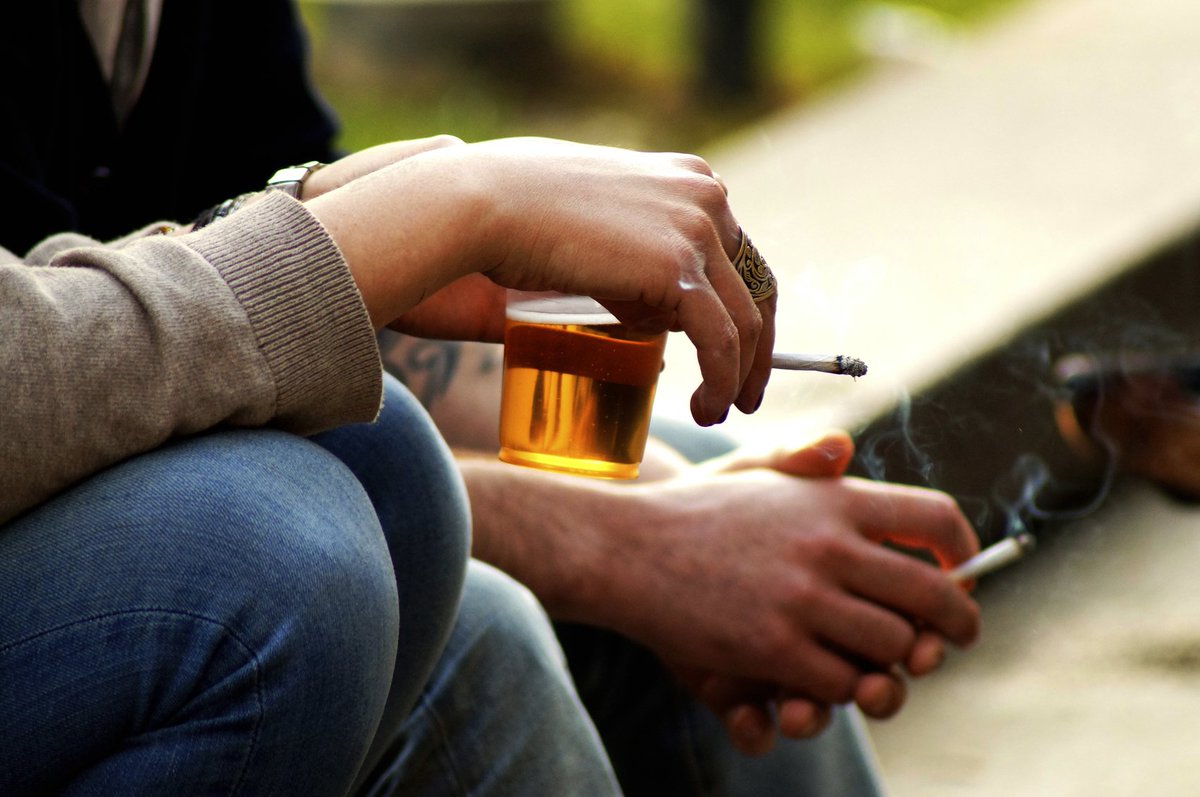 Este es el perfil de quienes se inician en el consumo de alcohol según la <a href="/UniBarcelona/">Universitat de Barcelona</a> hacerfamilia.com/adolescentes/n…