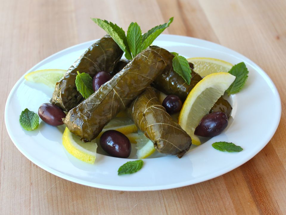 mutluvegan's tweet photo. Ve dalından taze taze toplanmış asma yaprağıyla yapılan kara bulgurlu yaprak sarması. https://t.co/f1zbTK1VAE