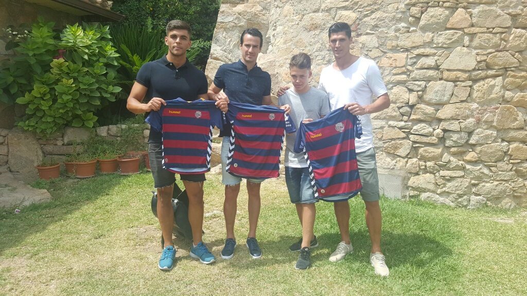 Al #RacóDeTorreValentina de St.Antoni de Calonge, la <a href="/UELlagostera/">Unió Esportiva Llagostera</a> presenta <a href="/ccanom9/">Carlos Cano Martin</a> <a href="/sebastian_setti/">Sebastian Setti</a> i <a href="/RafaJorda/">Rafa Jordà</a>.⚽