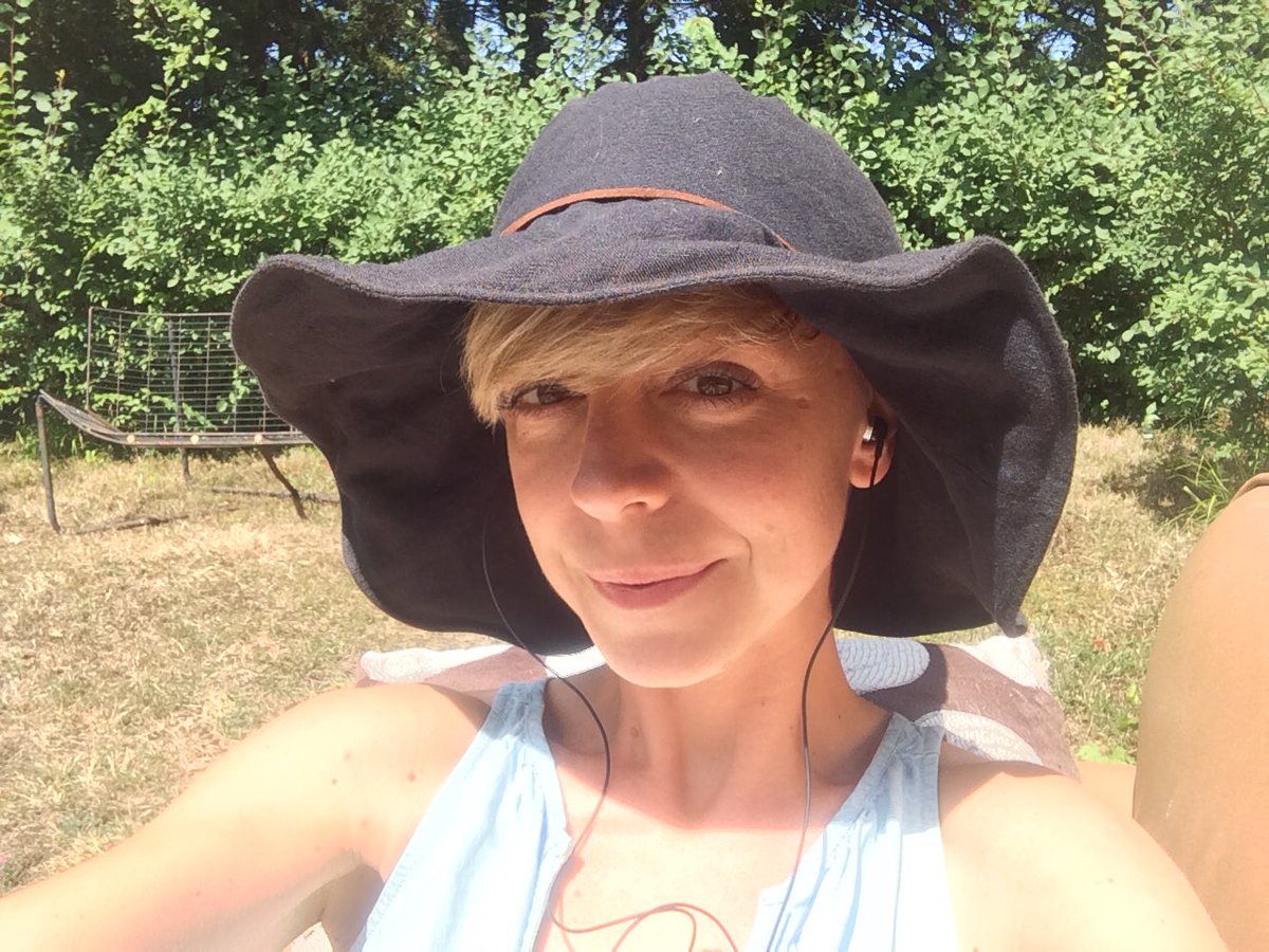 copykatywright's tweet photo. #Nomad life. Always a pleasure, never a chore! #alfrescodesko! #copywriting #sunshine #gratitude 👌🌞🙏🏼 https://t.co/1E6kWM4UOH