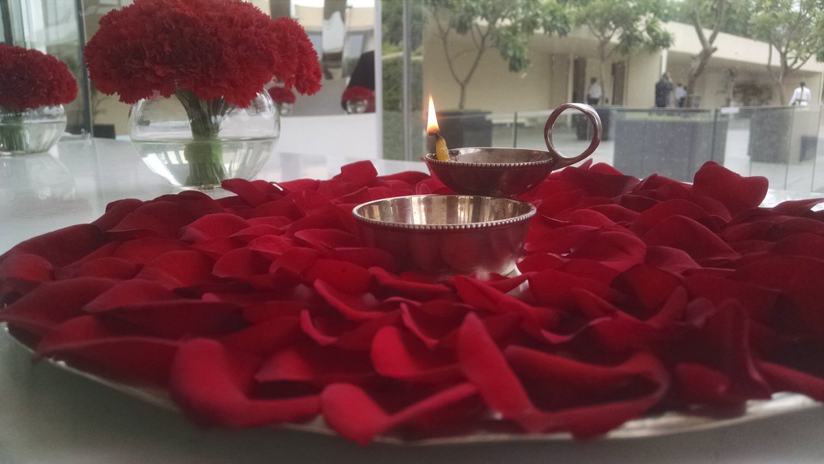AdityaMisra01's tweet photo. @OberoiGroup #bestintheworld traditional welcome at The Oberoi Gurgaon https://t.co/Q2CGIrtE4s