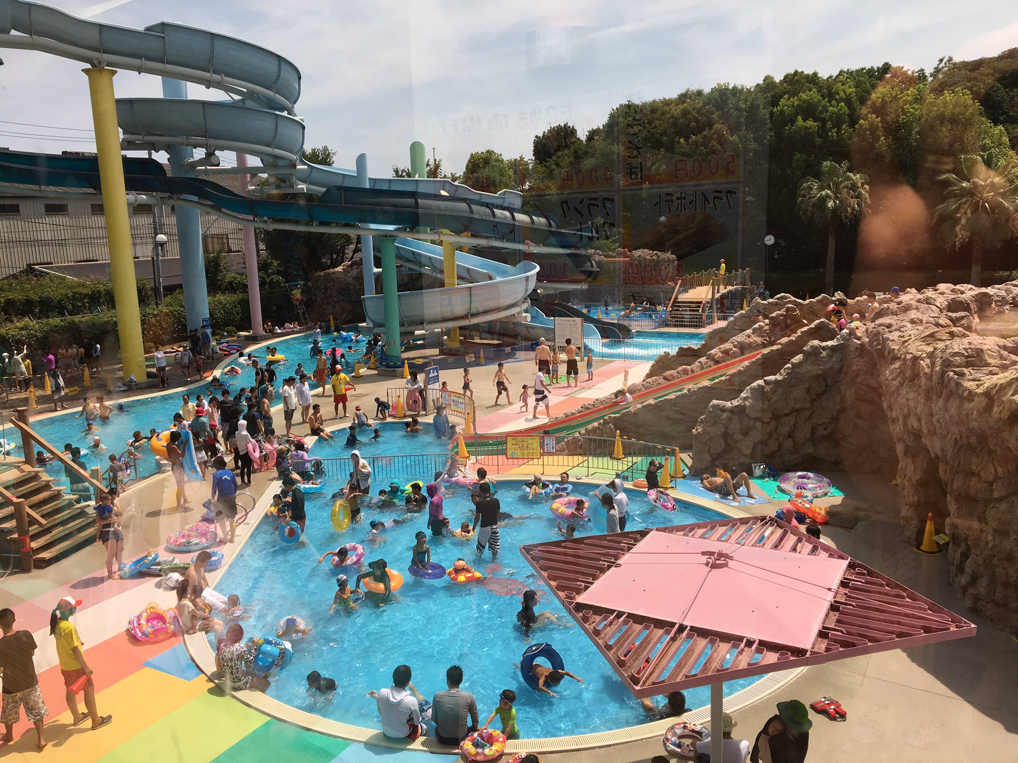 大阪の老舗瓦屋4代目 渡邊智仁 寅さん Twitterren 盆休み1日目は悩みに悩み抜いた結果 プールとなりました 最近の市民プール はスゴイっすね スライダーに流れるプール 屋内プールまで完備 娘は楽し過ぎて中々帰りませんでしたとさ 西河原市民プール