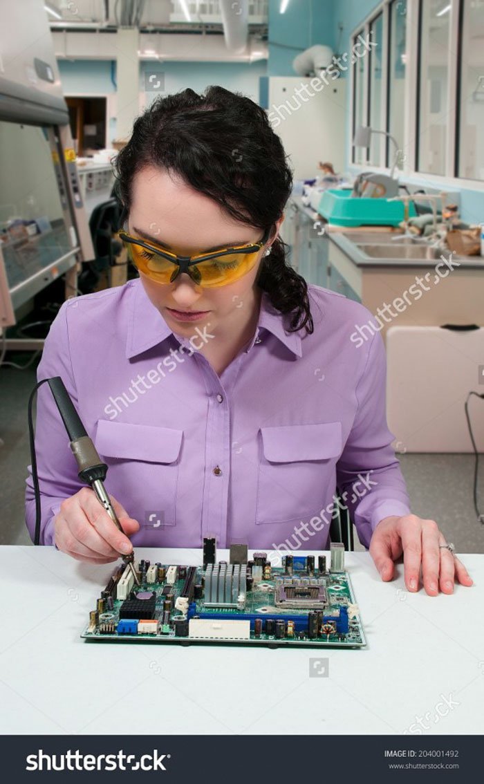 RSDesignSpark's tweet photo. Get the feeling that the photographer for these stock images has never #soldered before? #SolderFail #HandBurns https://t.co/u5036AN89p