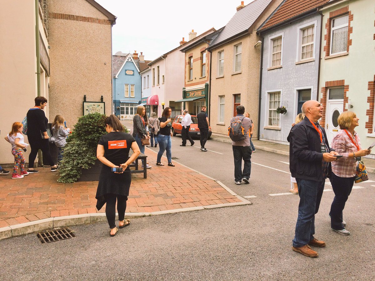pobolycwm's tweet photo. Barod am daith arall o'r set! Ready for the 3rd and final (for now) #pobolycwm #SetTours #Cwmderi @BBCWales ππ¬π https://t.co/TcyywSzxFU